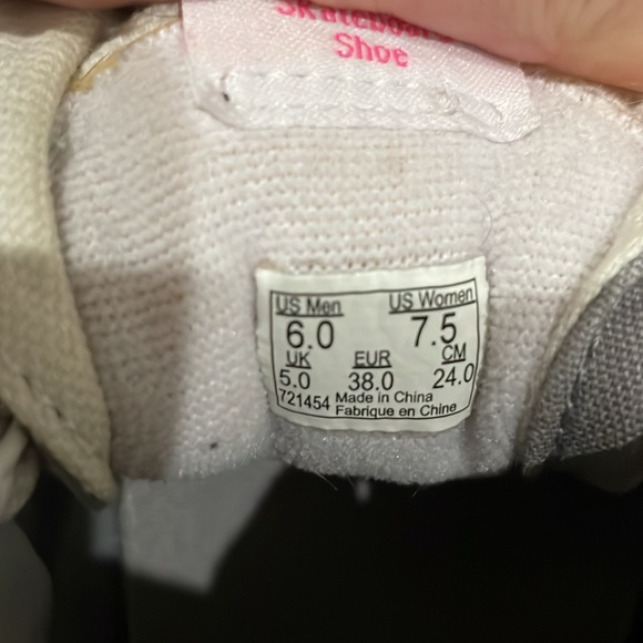 Preloved van’s hiking, walking shoes. Very comfortable. Thoroughly cleaned - Picture 2 of 6